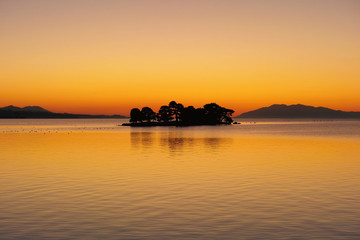 Fototapeta na wymiar 島根県松江市から見た日の入り後の宍道湖と嫁ヶ島