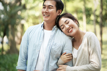 Obraz premium young asian couple relaxing in park
