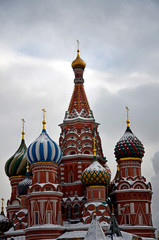 Fototapeta na wymiar st basils cathedral on red square in moscow at winter