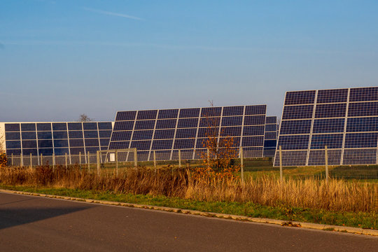 mit der Sonne mit gehende Solarpanelen