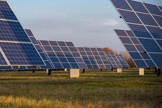 mit der Sonne mit gehende Solarpanelen