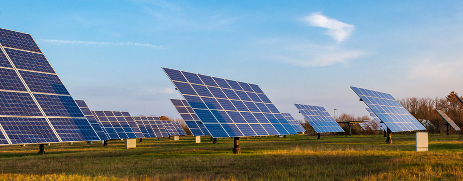 mit der Sonne mit gehende Solarpanelen