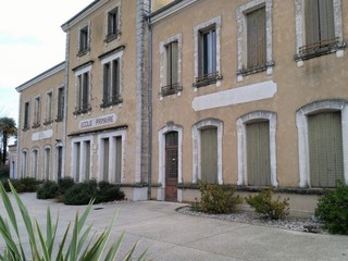 Fototapeta na wymiar Village de La Roche de Glun - Département de la Drôme - Ecole Primaine André ALBERT - Vue extérieure