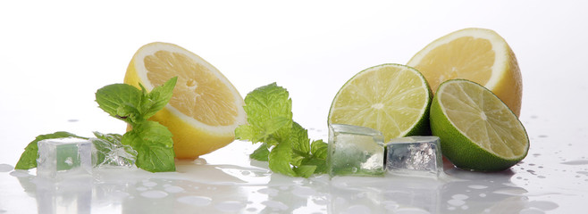 Frische Limetten und Zitronen