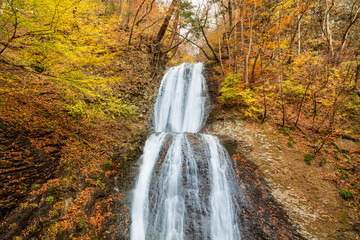 紅葉の六合の世立八滝・段々の滝