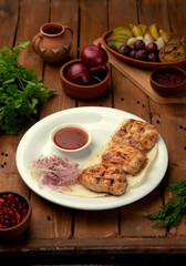 grilled chicken pieces with ketchup and onion
