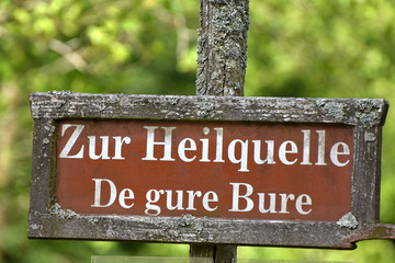 Hinweisschild Heilquelle