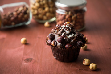Haselnuss Muffin und Nüsse in Glas auf Holz Tisch Hintergrund