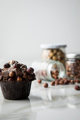 Haselnuss Muffin mit  Walnüssen und Haselnüssen in Vorrat Gläser auf Marmor Tisch hell...