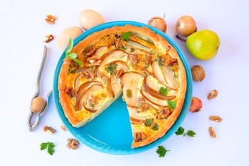 Zwiebelkuchen mit Birnen und Nuss