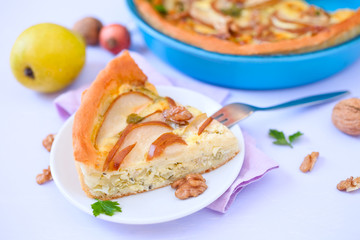 Birnen- Zwiebelkuchen mit Walnuss