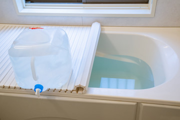 防災対策でお風呂とポリタンクに水を貯める