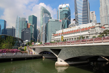 Fototapeta na wymiar modern buildings along the quays in singapore