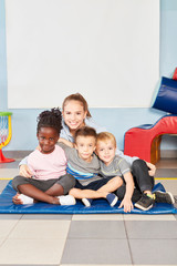 Glückliche Kindergärtnerin mit Kinder Gruppe