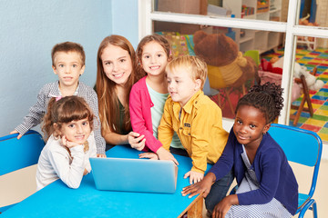 Lehrerin und Kinder am Laptop Computer - obrazy, fototapety, plakaty