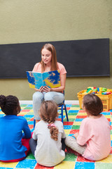 Kinder in der Vorschule hören zu beim Vorlesen