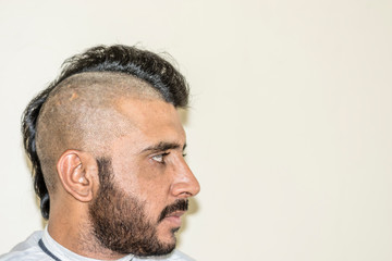 Obraz premium a young man is trimming his half head shaved