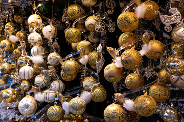 Obraz premium hanging golden Christmas ornament decoration kiosk stand on a winter market