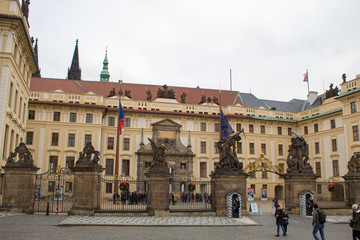 Obraz premium Old Royal Palace Prague Castle early in the morning on a working day in the Czech capital Prague on the eve of Christmas.