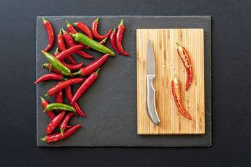 Chilli mit Holzbrett und Messer aufgeschnitten