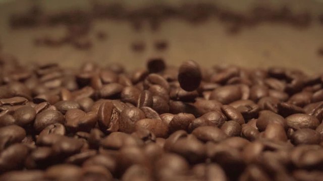 Frisch ger&ouml;stete in Zeitlupe fallende Kaffeebohnen