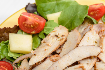 Fette di tacchino con insalata