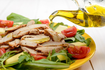 Fette di tacchino con insalata