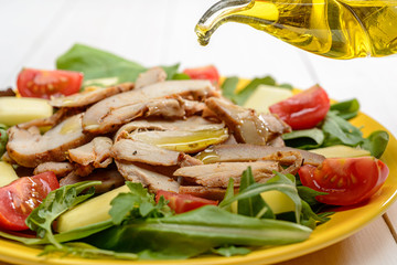 Fette di tacchino con insalata