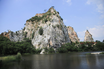 Fototapeta na wymiar rock in the lagoon