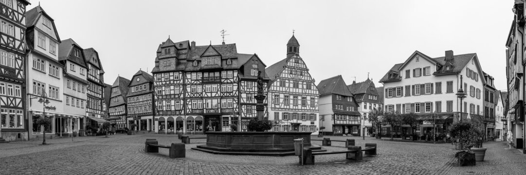 Marktplatz mit Brunnen in schwarzweiss