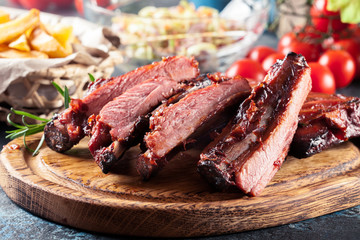  Spicy barbecued pork ribs served with BBQ sauce