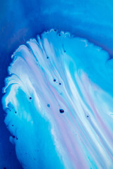 Abstrakte flüssige Acrylmalerei. Marmorierter blauer abstrakter Hintergrund. Flüssiges Marmormuster. Handgemalter Hintergrund mit gemischten flüssigen roten, blauen und grünen Farben. Moderne Kunst.