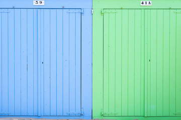 Gr&uuml;ne und blaue Umkleidekabine am Strand von Domburg/Niederlande