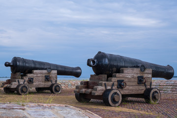 Kanonen im Hafen von Hellevoetsluis/Niederlande