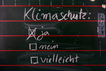 Klimawandel - Symbolfoto mit Schultafel