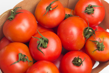 Tomates rojos y maduros, que se pueden comer crudos en ensaladas o se pueden hacer salsas y mermeladas; el tomate rico en vitaminas y en antioxidantes.
