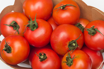Tomates llenos de vitaminas, tomates crudos, maduros y rojos