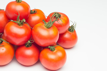 Tomates rojos y maduros, que se pueden comer crudos en ensaladas o se pueden hacer salsas y mermeladas; el tomate rico en vitaminas y en antioxidantes.