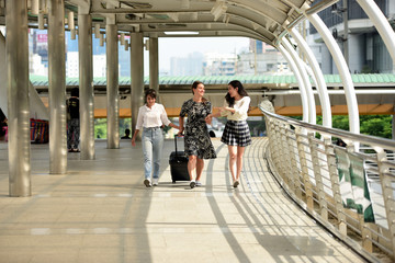 Fototapeta premium Friends come to Bangkok, the capital of Thailand.Friends have come together to meet the appointment expressed joy.Friends are walking around the city
