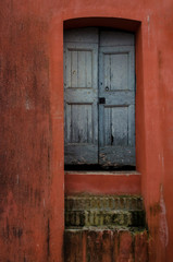 Obraz na płótnie Canvas La porta di una casa a Peccioli, in Toscana