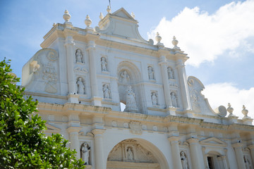 Obraz premium l San Antigua Guatemala - old white baroque church