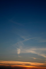 Obraz premium a vibrant blue and golden sunset in the swirling clouds of the izmir-Turkiye