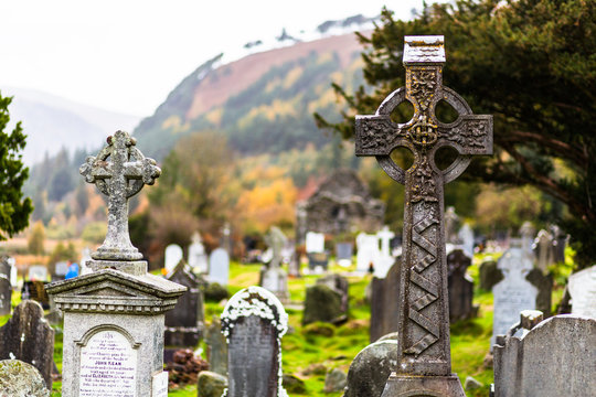 Keltisches Grab, Kreuz in Glendalogh in Irland