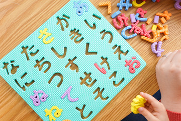 家で勉強をする親子
