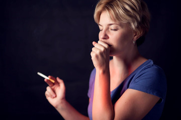Obraz premium Woman smokes cigarette and has problem with lungs or heart attack.