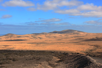 Fototapeta na wymiar Panoramic view with vulcanic mountains in Fuerteventura