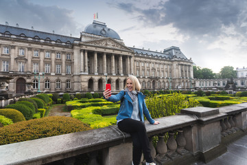 Obraz premium Woman posing against the backdrop of the Royal Palace in Brussels, Belgium