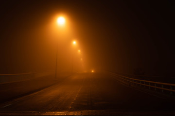 霧の夜の道路