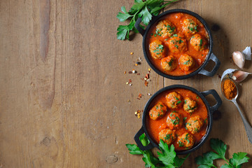 Spanisches Tapa-Gericht mit Fleischklößchen in würziger Tomatensauce  – Spicy meatballs in tomato sauce, a typical Spanish and Mexican bar food, so called albondigas