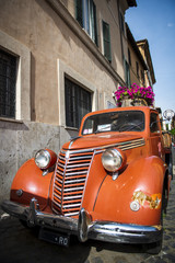 Fototapeta na wymiar Old truck in Rome